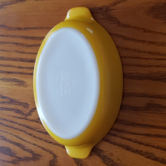 Vintage Pyrex Mini Casserole Dish - yellow and white - Picture 2 of 7